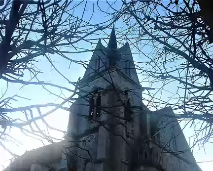 007 A contre-jour, le clocher de la collégiale Notre Dame de l’Assomption (XIII-XVème siècles)